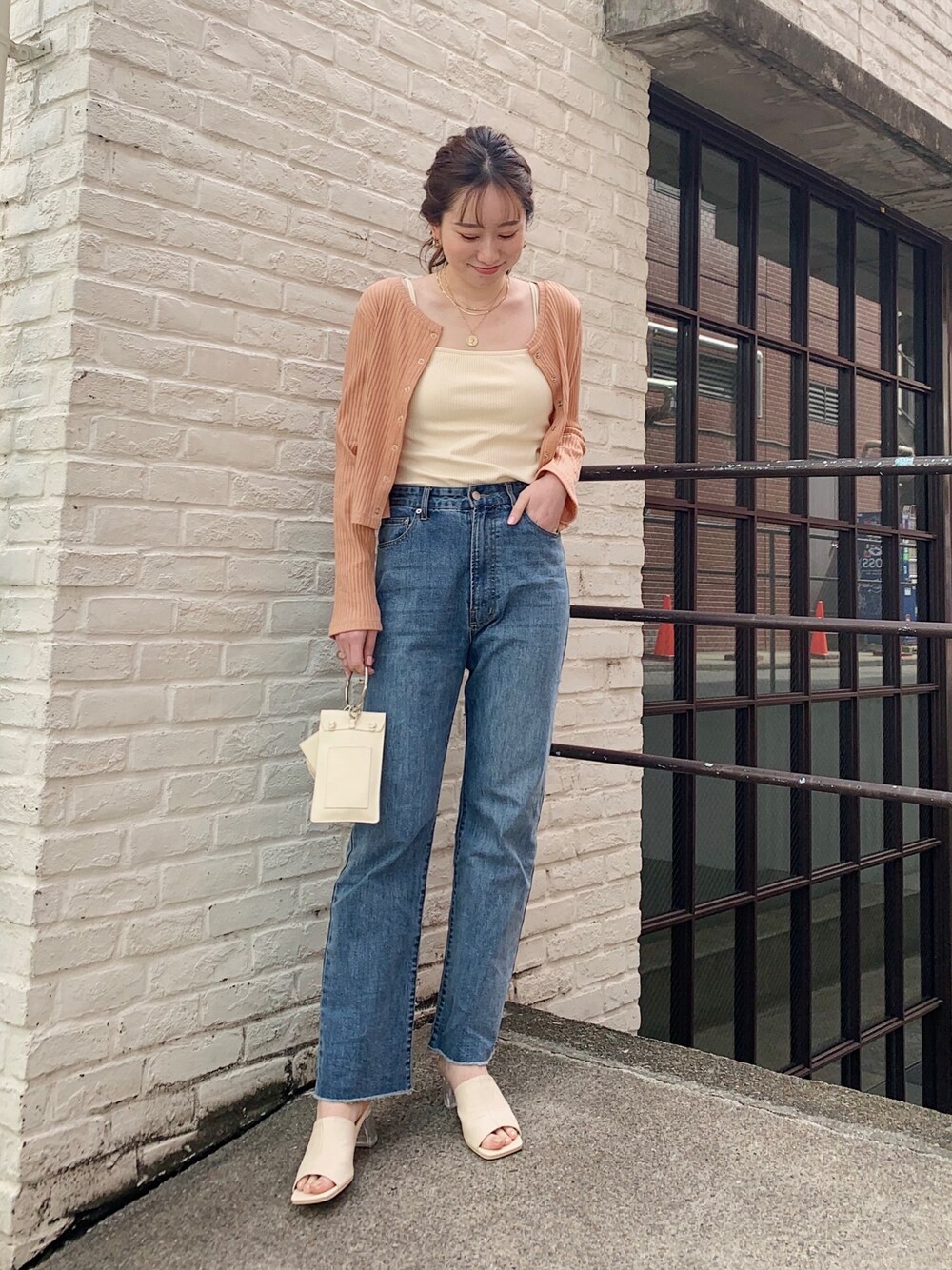 「オレンジ、春コーデ、カーディガン、キャミソール、デニム、サンダル」｜「Chicoのリブボタンショートトップス（Tシャツ/カットソー、オレンジ系）」を使った、Yuka Yoshidaさん（レディース・169cm）の春コーディネートの1枚目の写真