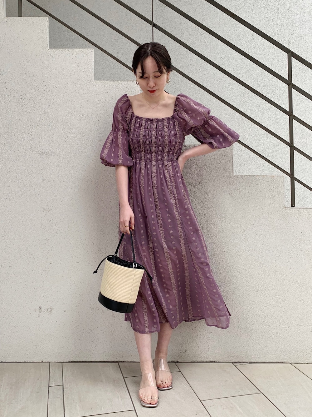 「パープル、ワンピース、刺繍、オフショル、夏コーデ、雑材バッグ、クリアサンダル、サンダル」｜「Chicoの5分袖刺繍シャーリングワンピース（ワンピース、パープル系）」を使った、Yuka Yoshidaさん（レディース・169cm）の夏コーディネートの1枚目の写真