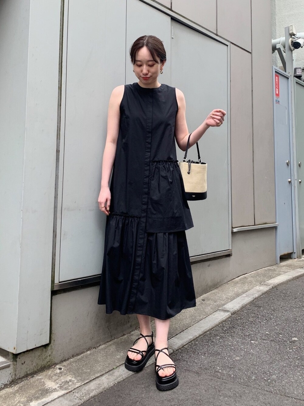 「ティアード、ワンピース、ノースリーブ、ノースリーブワンピース、サンダル、厚底サンダル」｜「Chicoのランダムティアードノースリーブワンピース（ワンピース、ブラック系）」を使った、Yuka Yoshidaさん（レディース・169cm）の夏コーディネートの1枚目の写真