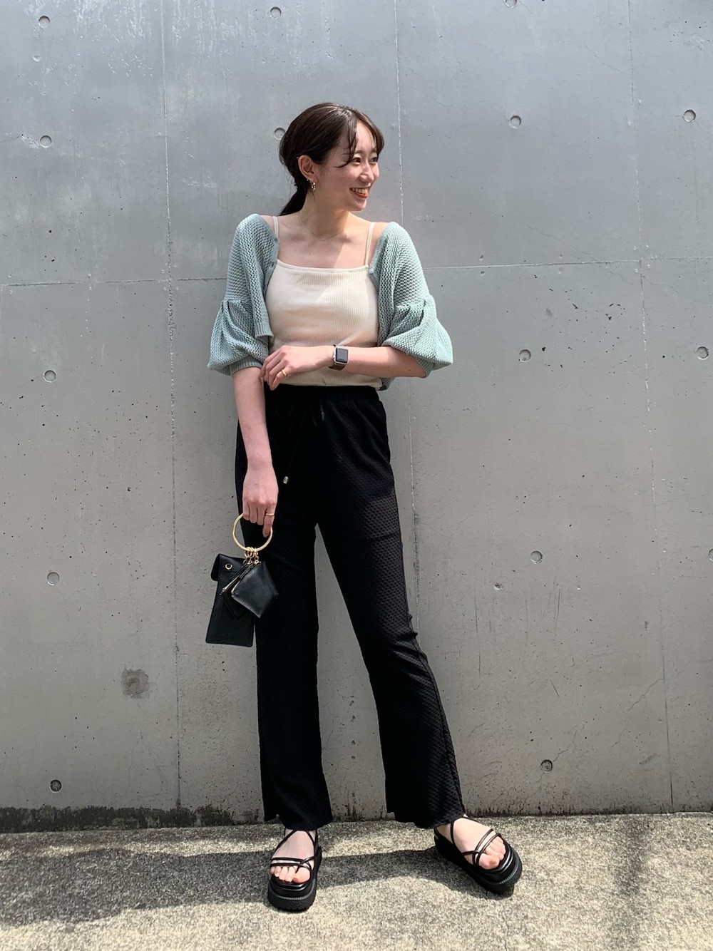 「メッシュ、キャミソール、ミント、パンツスタイル、ジャガード、厚底サンダル、ブラック」｜「Chicoの2wayボリューム袖メッシュカーディガン（カーディガン/ボレロ、グリーン系）」を使った、Yuka Yoshidaさん（レディース・169cm）の夏コーディネートの1枚目の写真