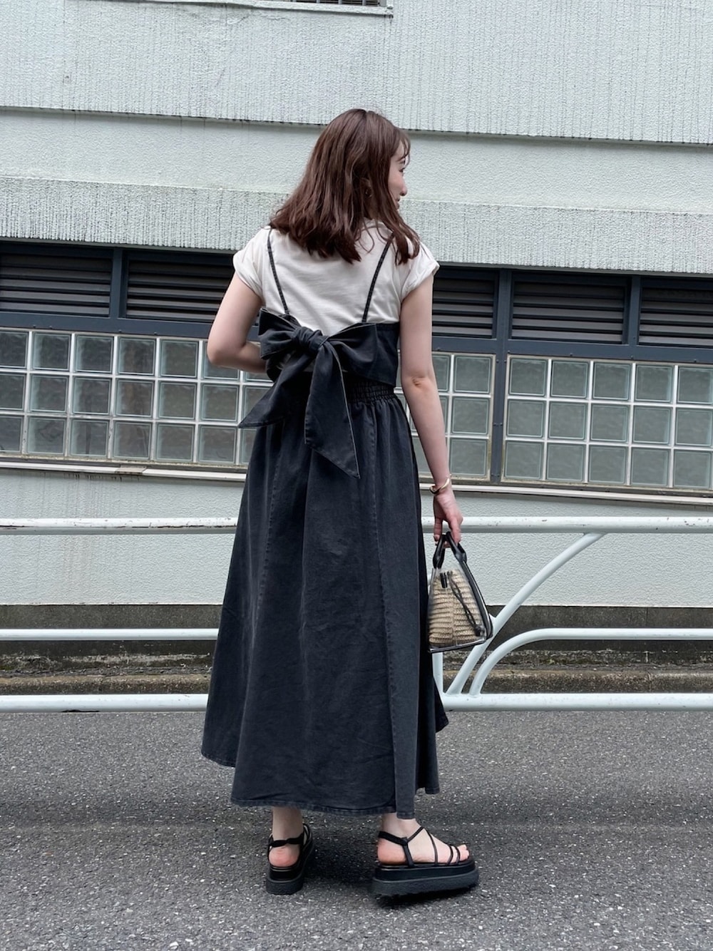 「ブラックデニム、ワンピース、マルチウェイ、Tシャツ、夏コーデ、ミニバッグ」｜「Chicoのバックリボンマルチウェイワンピース（ワンピース、ブラック系）」を使った、Yuka Yoshidaさん（レディース・169cm）の夏コーディネートの1枚目の写真