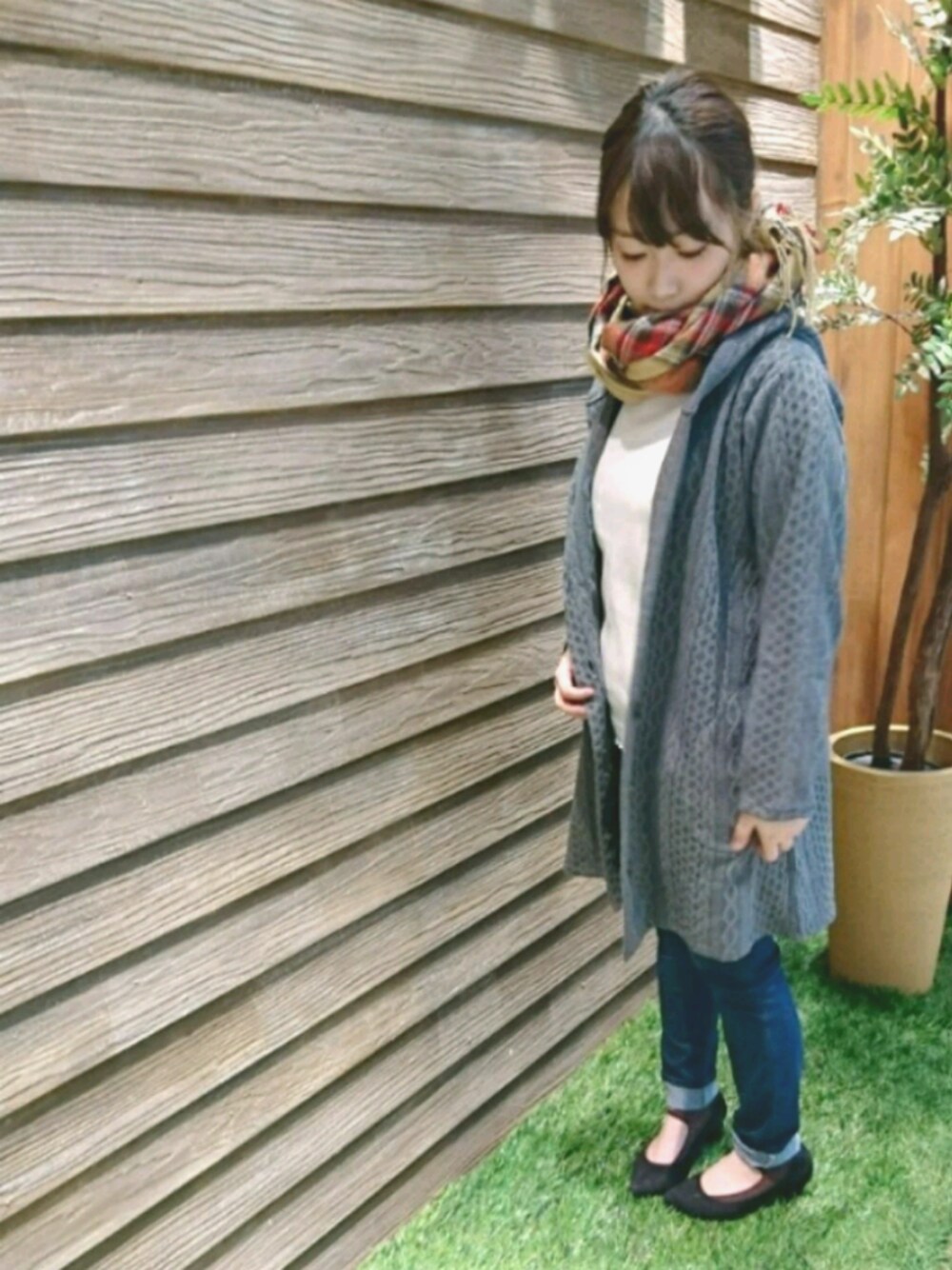グレー系のその他アウター、ブルー系のデニムパンツ、ホワイト系のTシャツ/カットソーを着用したレディースの秋コーディネートの1枚目の写真