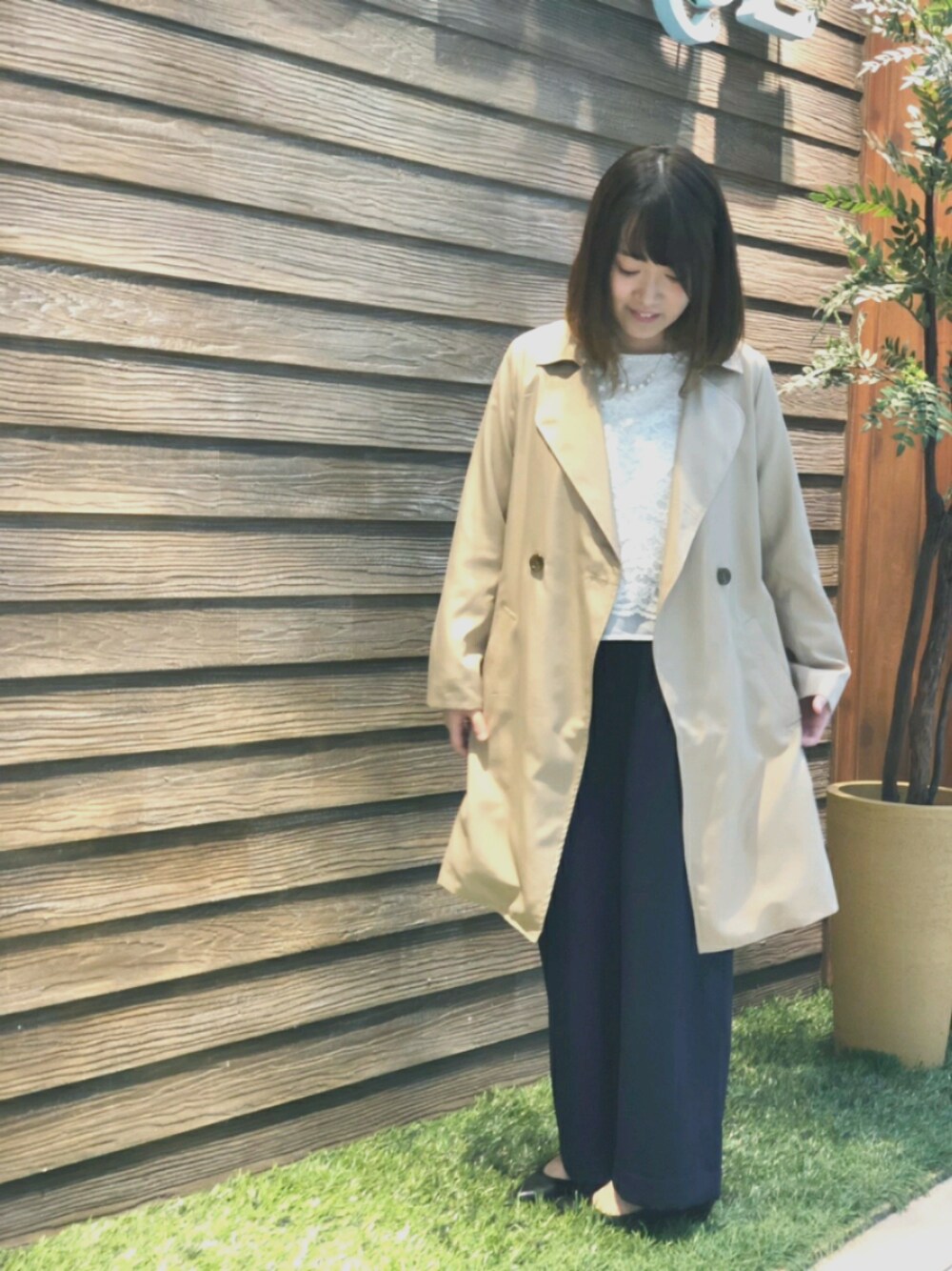 ブラック系のパンプス、ブルー系のその他パンツ、ホワイト系のシャツ/ブラウスを着用したレディースの冬コーディネートの1枚目の写真