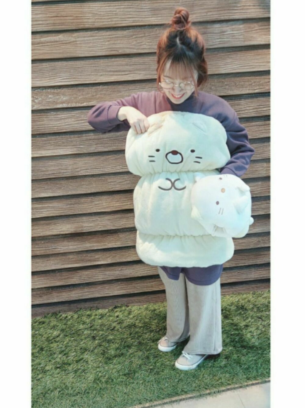 パープル系のセットアップ、ベージュ系のスニーカー、その他のその他を着用したレディースの冬コーディネートの1枚目の写真