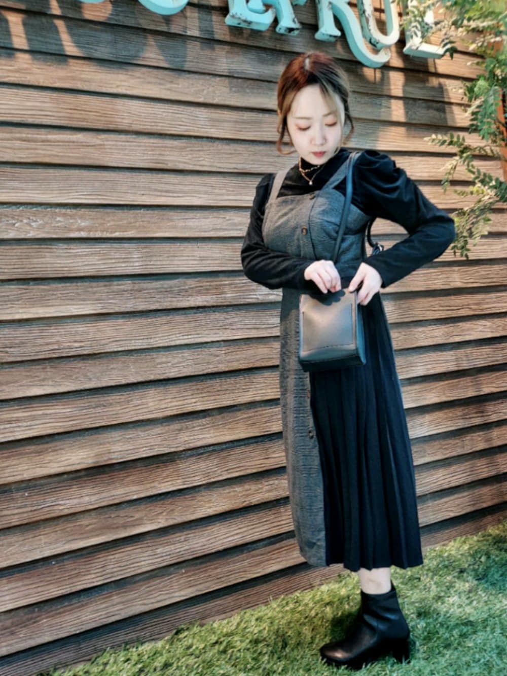 ブラック系のシャツ/ブラウス、グレー系のスカート、ブラック系のブーツを着用したレディースの冬コーディネートの1枚目の写真