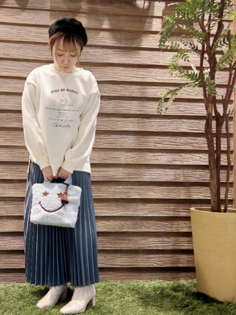 「シューラルー、シンプル、ラクチンコーデ、低身長コーデ、プチプラ、キレイめ、春コーデ、ニット帽、スカート、いいね、save、フォローお願いします🤑」｜「DRESKIPの裏起毛ゆるスウェット（スウェット、ホワイト系）」を使った、じゅんなさん（レディース・156cm）の冬コーディネートの1枚目の写真
