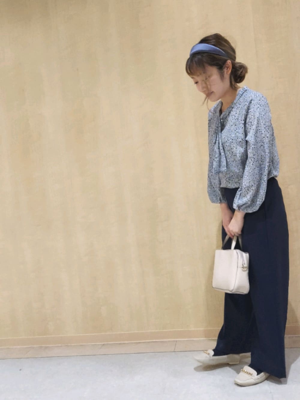 ブルー系のシャツ/ブラウス、ブルー系のその他パンツ、ホワイト系のドレスシューズを着用したレディースの春コーディネートの1枚目の写真