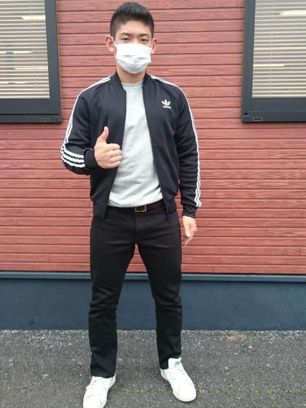 「シンプル、お洒落さんとつながりたい、高校生」｜「adidasoriginalsのアイテム（ジャージ、ブラック系）」を使った、ゆうでぃさん（メンズ・170cm）の秋コーディネートの1枚目の写真