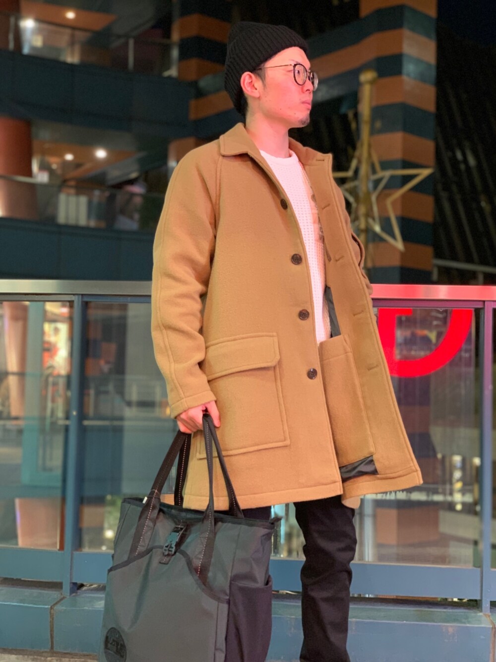 「コート、ニット、ミリタリー、アメカジ、ニットキャップ、AVIREX、キレイめ、ゆったり、秋コーデ、SamsoniteRed」｜「AVIREXのオーバーディテール コート/OVER DETAIL COAT（ステンカラーコート、グリーン系）」を使った、jojiavirexさん（メンズ・173cm）の秋コーディネートの1枚目の写真