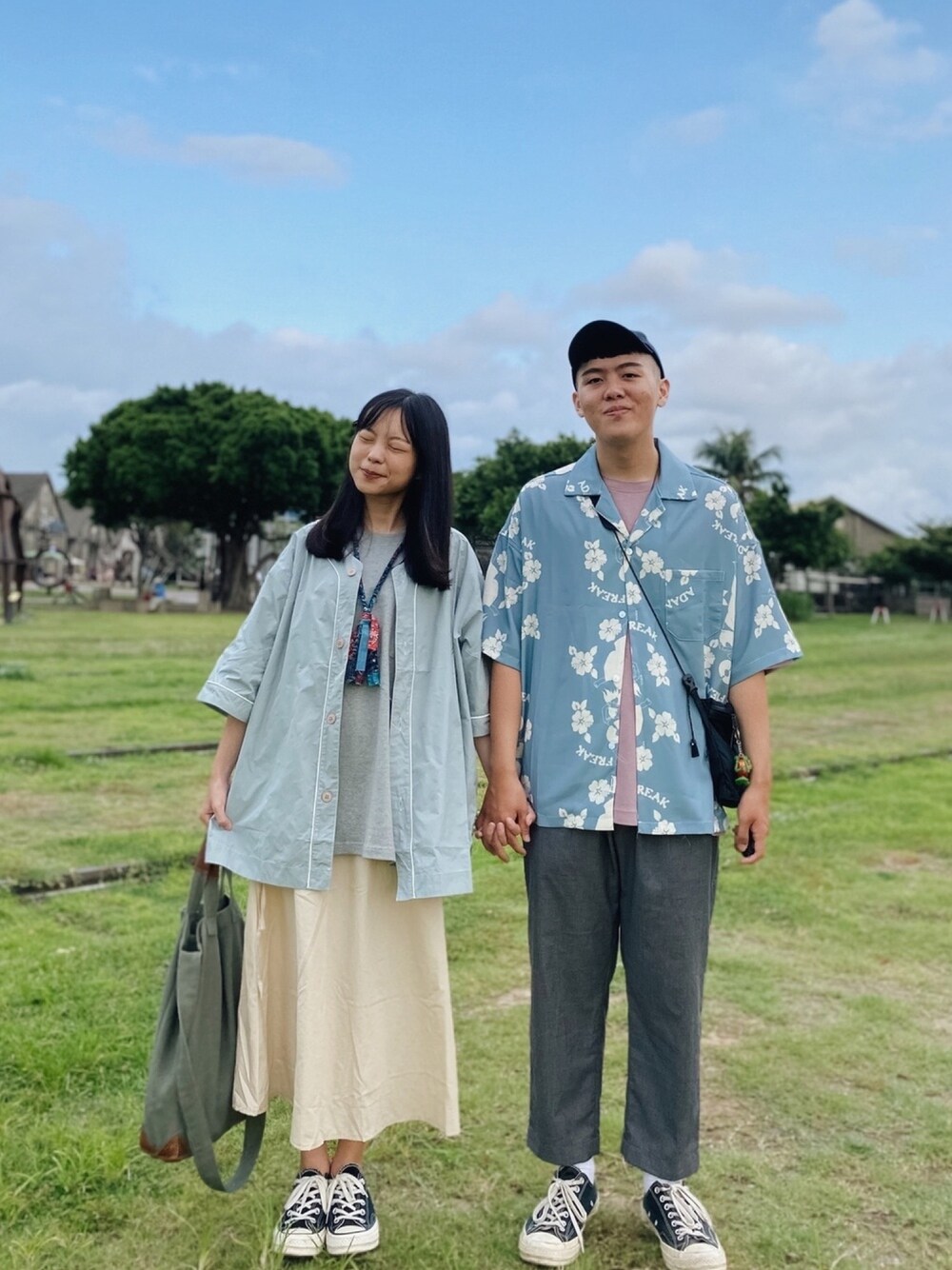 「couple、ootd、outfit、daily look、converse、plain-me、oqLiq、UNIQLO、穿搭、情侶穿搭」｜「plain-meのアイテム（スラックス、グレー系）」を使った、der0ootdさん（メンズ・170cm）の夏コーディネートの1枚目の写真