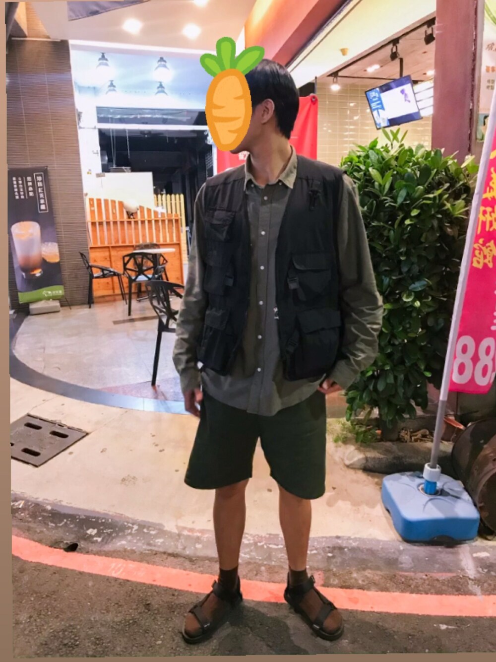 「ootd、街頭穿搭、休閒、oversize、工裝褲、工装、涼鞋、背心、短褲、長袖」｜「H&Mのアイテム（シャツ/ブラウス、グリーン系）」を使った、Carrotですさん（メンズ・181cm）の秋コーディネートの1枚目の写真