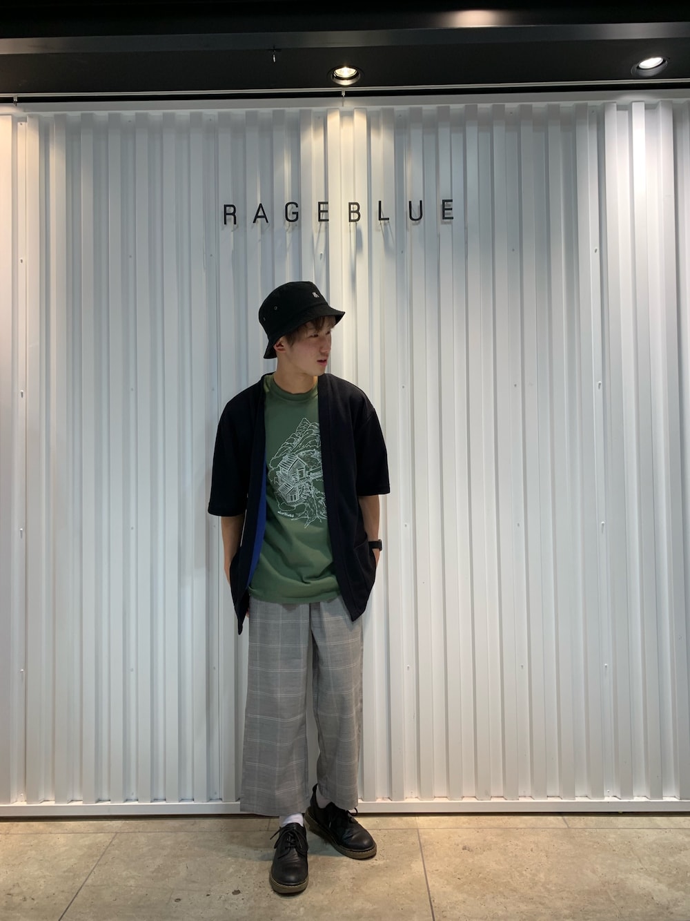 ブルー系のカーディガン/ボレロ、グレー系のその他パンツ、ブラック系のドレスシューズを着用したメンズの夏コーディネートの1枚目の写真