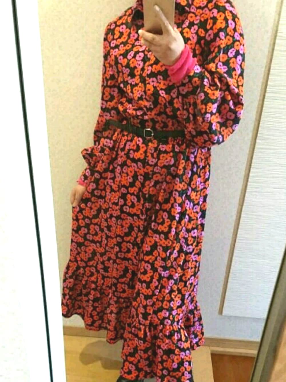 レッド系のシャツワンピース、ピンク系のニット/セーター、ブラック系のベルトを着用したレディースの春コーディネートの1枚目の写真