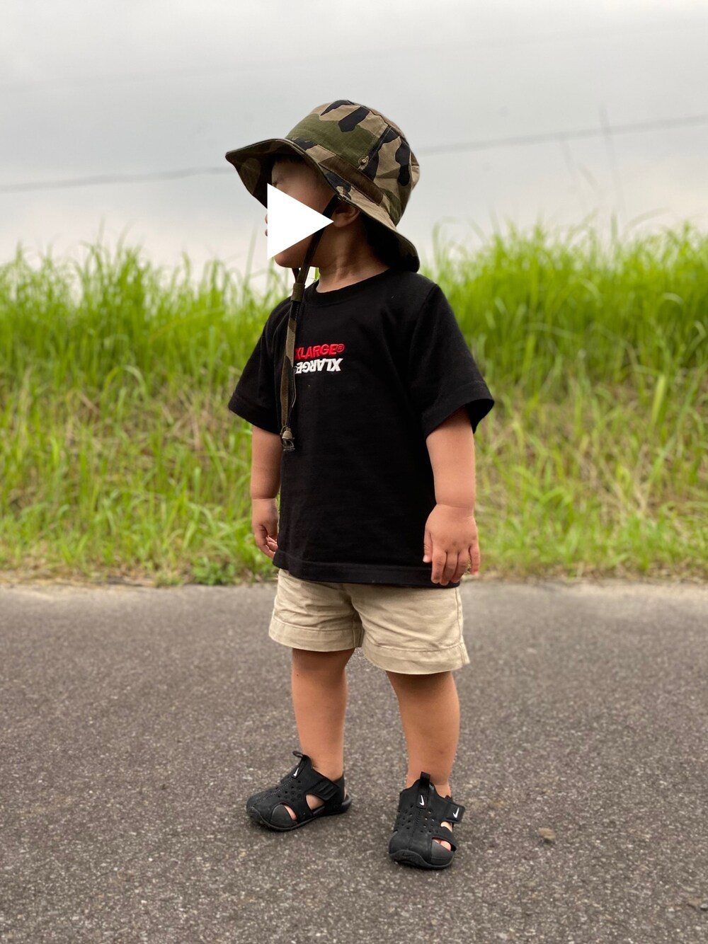 「キッズコーデ、むすこーで、むすこコーデ、キッズファッション、むすこーで#男の子#キッズコーデ」｜「XLARGE KIDSのアイテム（Tシャツ/カットソー、ブラック系）」を使った、はるかさん（キッズ・90cm）の夏コーディネートの1枚目の写真