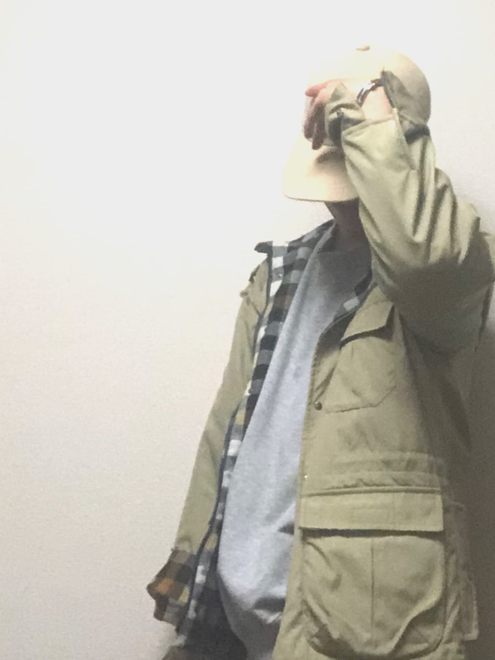 「遊び心、#チェック、ポーズ、自宅、帽子、古着、休日スタイル、いいね、save、フォローお願いします🤑」｜「H&Mのアイテム（キャップ、ベージュ系）」を使った、kogaさん（メンズ・165cm）の冬コーディネートの1枚目の写真