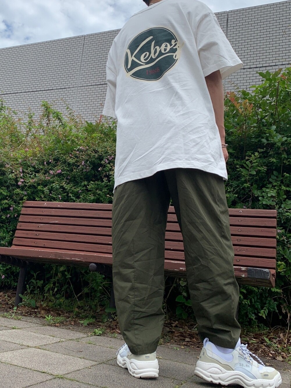 その他のパンツ、ホワイト系のスニーカー、ホワイト系のTシャツ/カットソーを着用したメンズの夏コーディネートの1枚目の写真