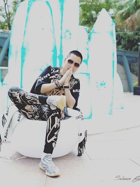 「DOLCE&GABBANA（ドルチェアンドガッバーナ）のアイテム（チノパンツ）」を使った、Derrick Jeffersonさん（メンズ・176cm）の冬コーディネート