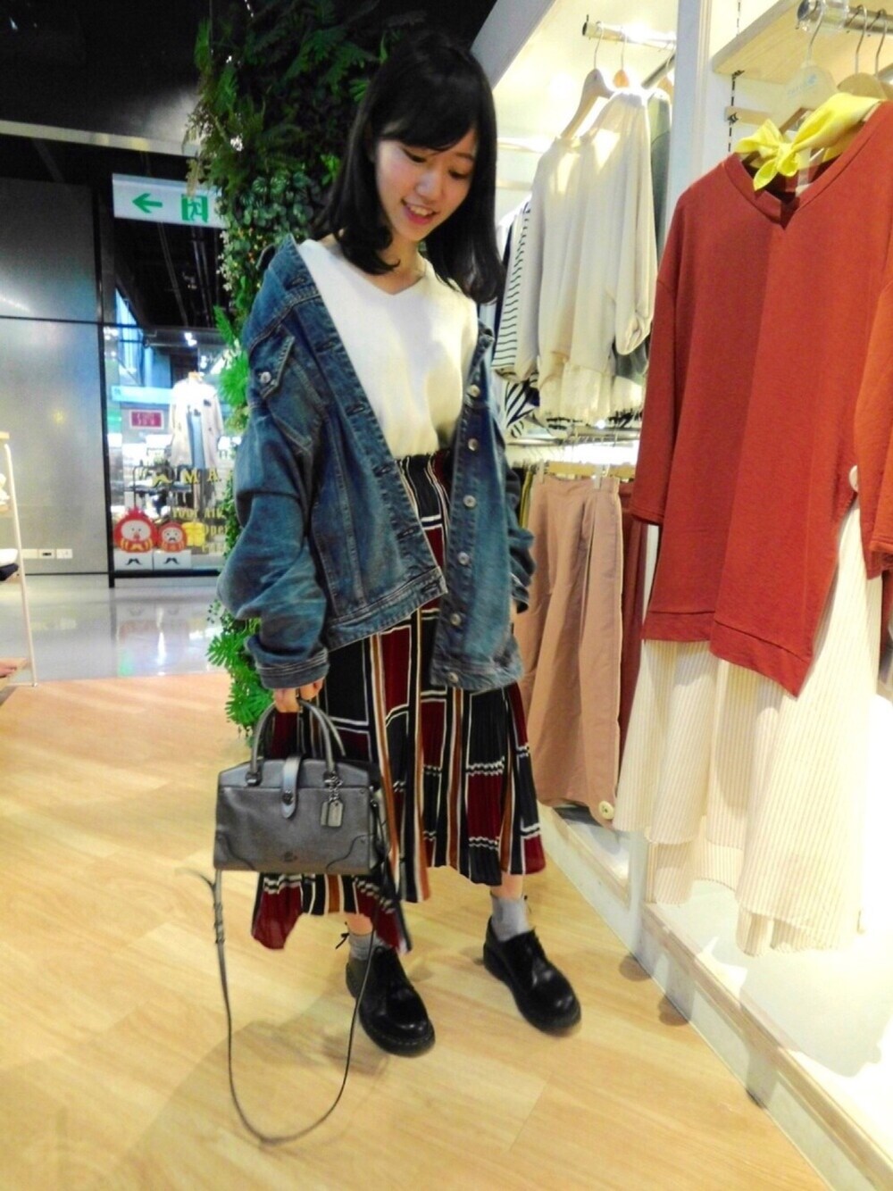 「earth music&ecology、lucyparis、COACH、Dr.Martens、LIPSERVICE、American Eagle、Fossil、春、denim、オトナ女子」｜「LIPSERVICEのアイテム（ニット/セーター、ホワイト系）」を使った、lily65002000さん（レディース・162cm）の春コーディネートの1枚目の写真