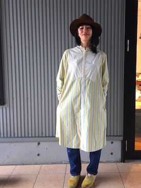 「アイテム（スニーカー、イエロー系）」を使った、アッコさん（レディース・162cm）の冬コーディネート