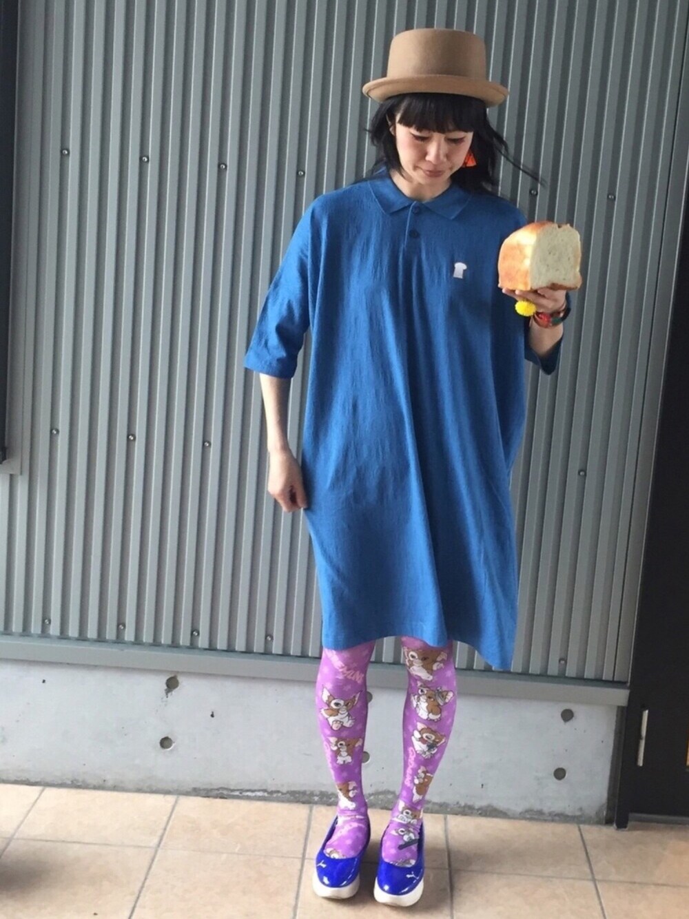 ブルー系のワンピース、ブルー系のパンプス、ベージュ系のハットを着用したレディースの春コーディネートの1枚目の写真