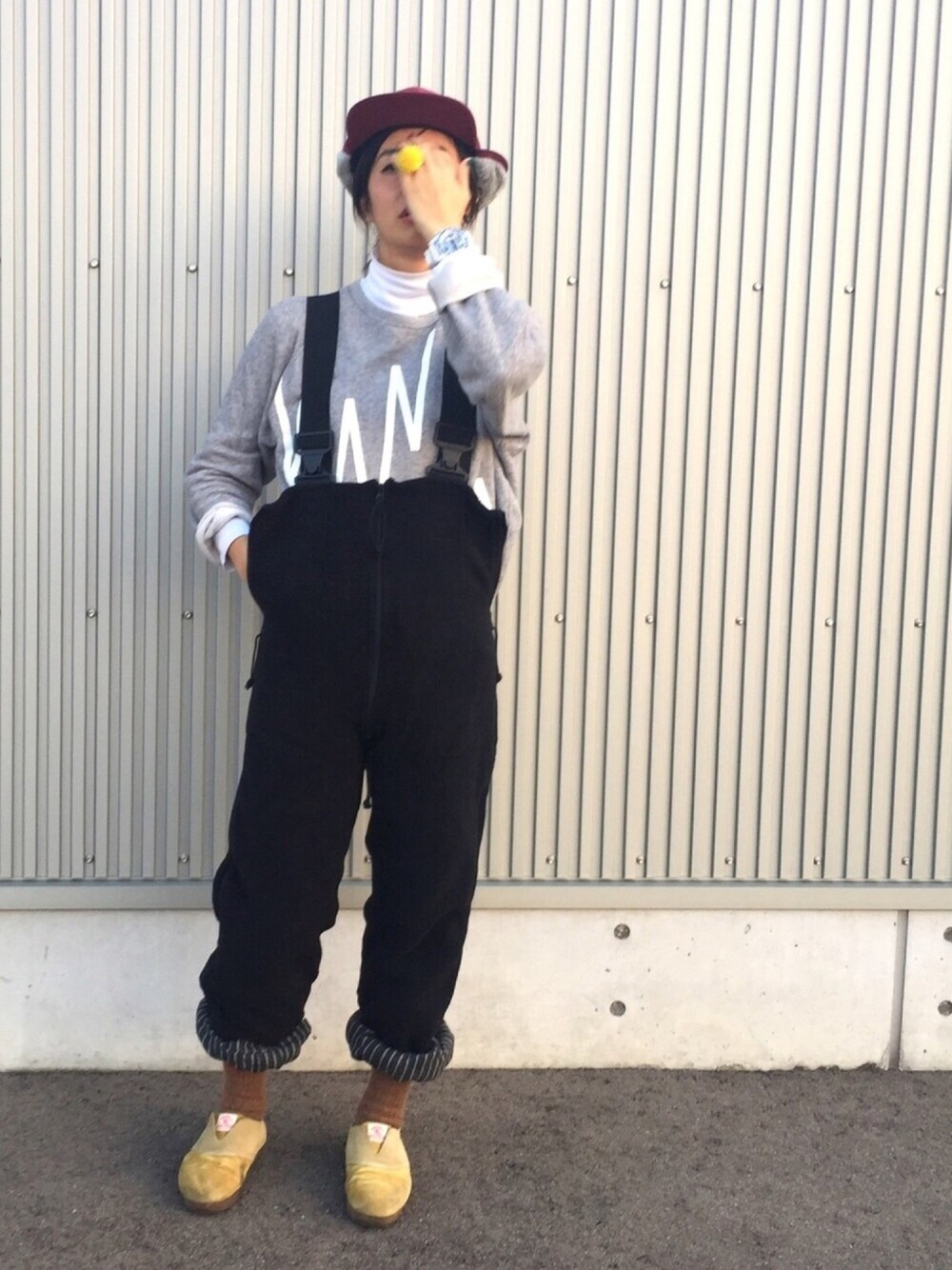 イエロー系のスニーカー、ホワイト系のTシャツ/カットソー、グレー系のスウェットを着用したレディースの秋コーディネートの1枚目の写真