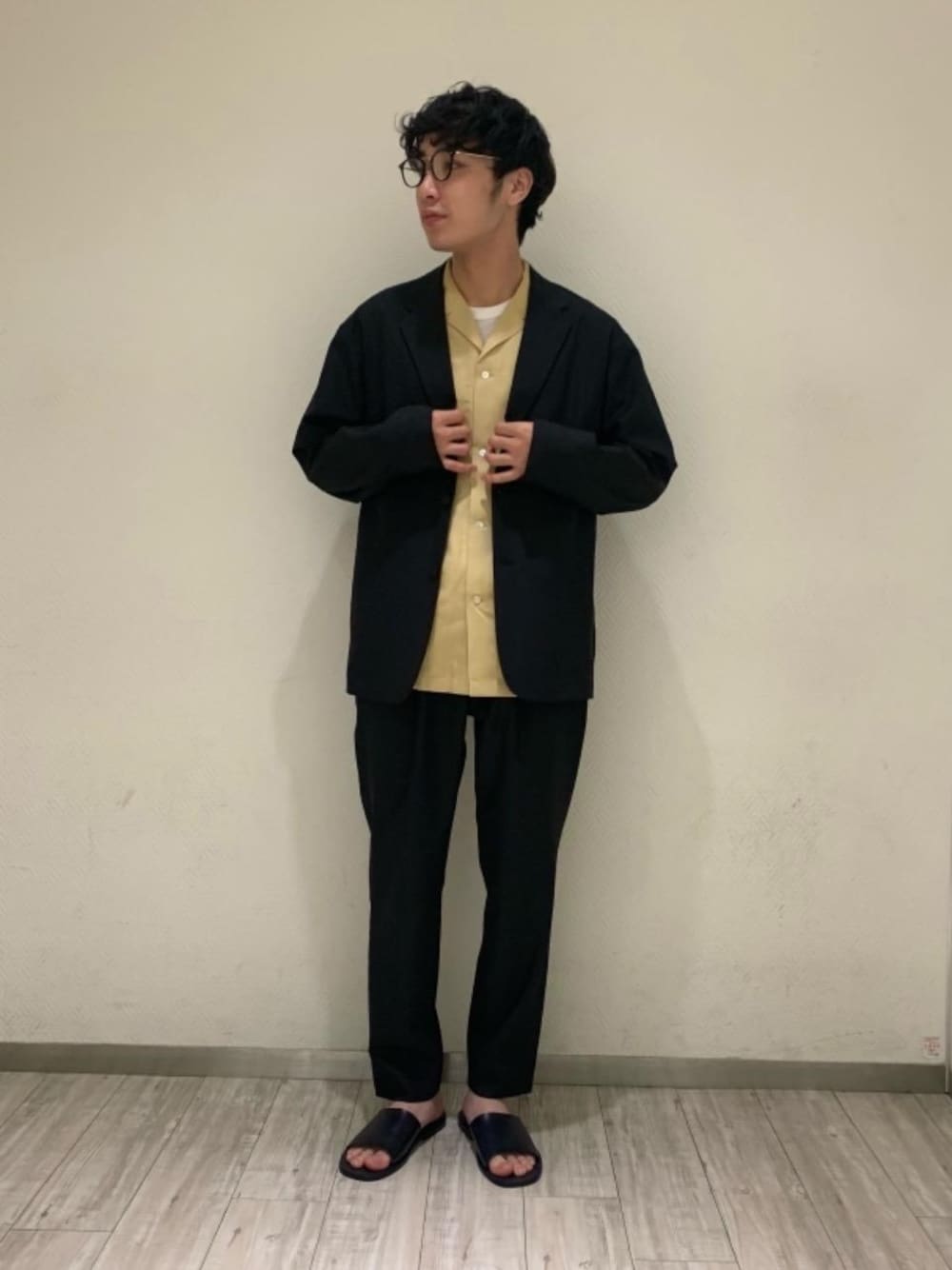 グレー系のその他パンツ、グレー系のテーラードジャケット、イエロー系のシャツ/ブラウスを着用したメンズの春コーディネートの1枚目の写真