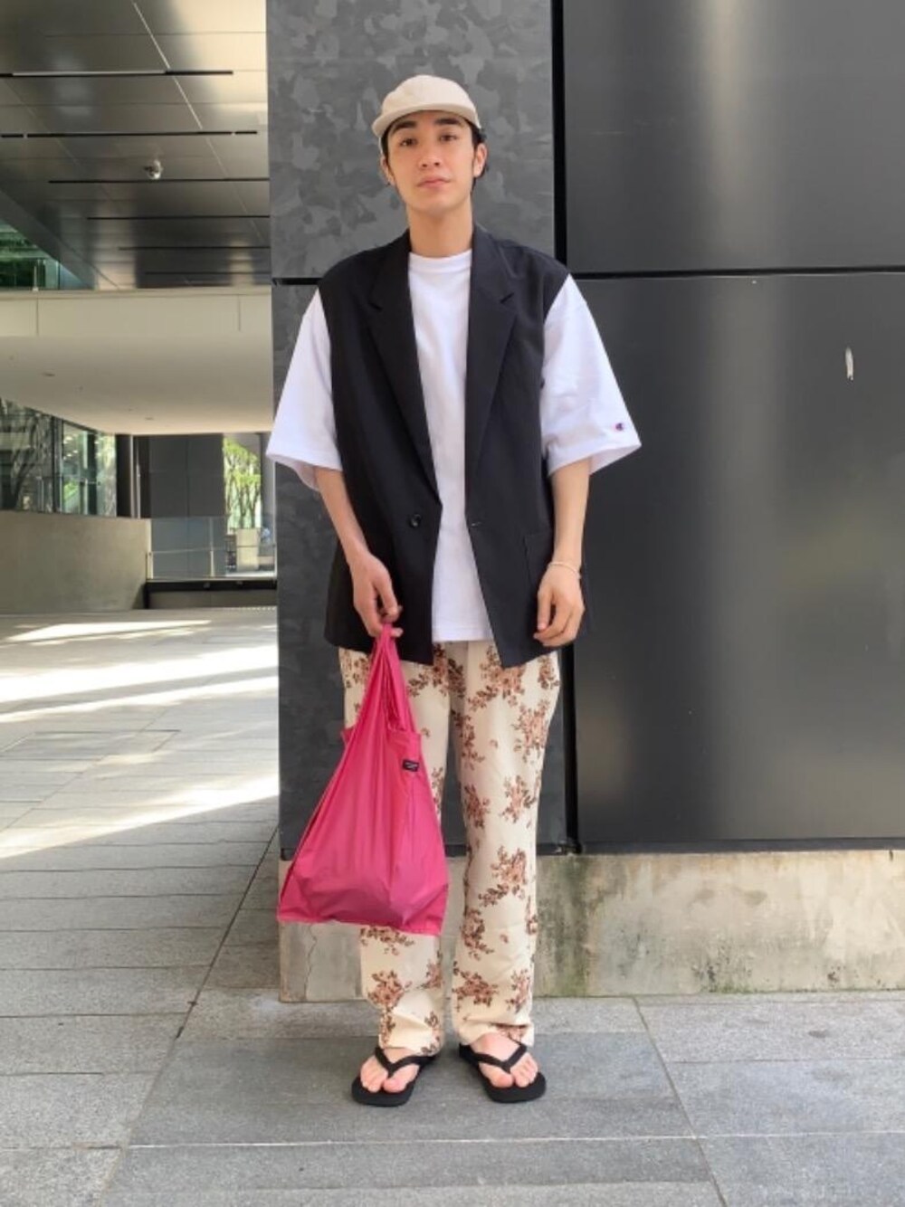 「トレンド、Tシャツ/カットソー、WIDE SILHOUETTE STYLE、T SHIRTS STYLE、ぱんつ」｜「STANDARD SUPPLYの＜STANDARD SUPPLY（スタンダードサプライ）＞ REGII CONVENI/バッグ（トートバッグ、ピンク系）」を使った、植田拓真さん（メンズ・174cm）の春コーディネートの1枚目の写真