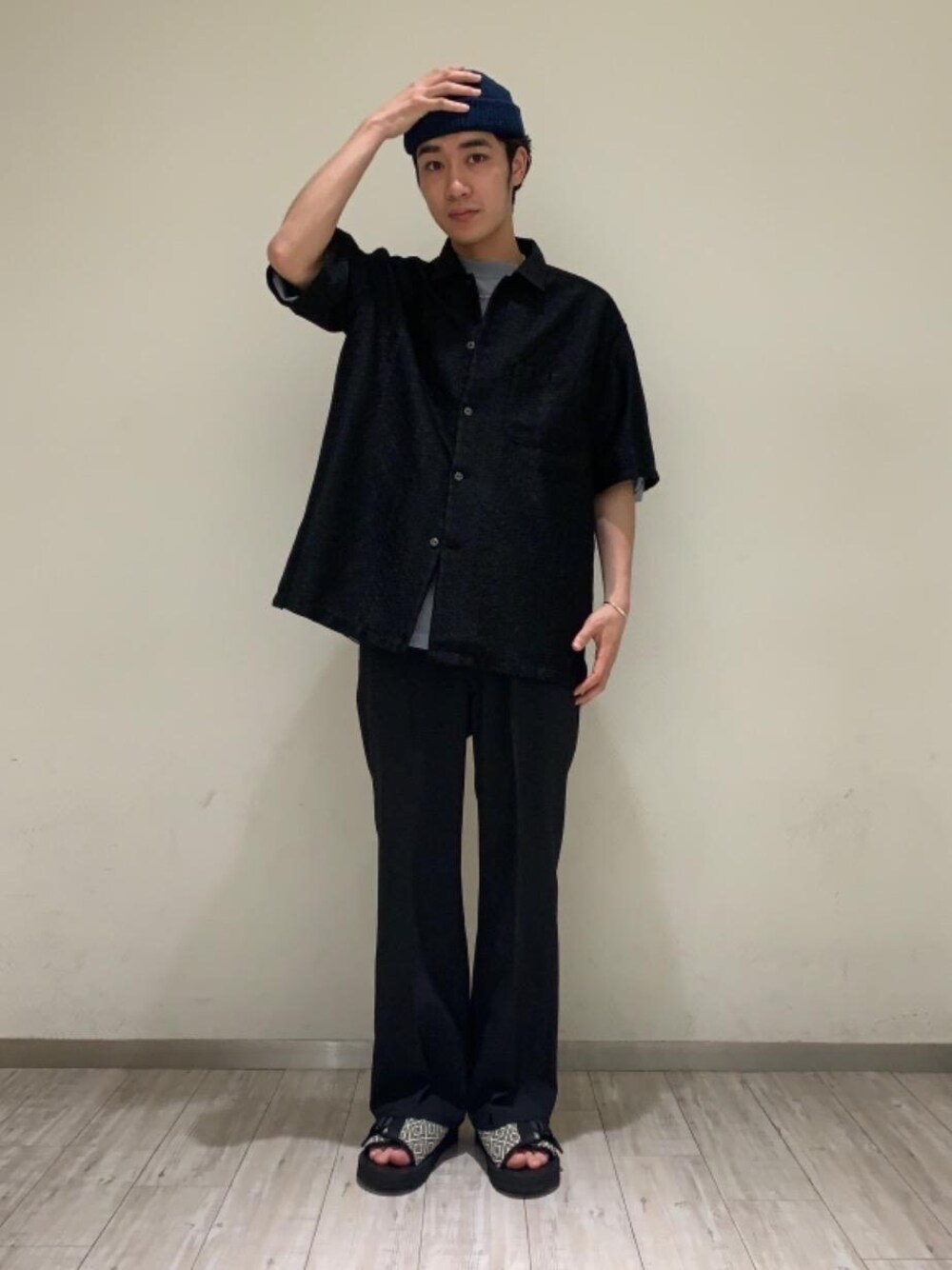 ブラック系のシャツ/ブラウス、ブラック系のその他パンツ、ブルー系のTシャツ/カットソーを着用したメンズの春コーディネートの1枚目の写真