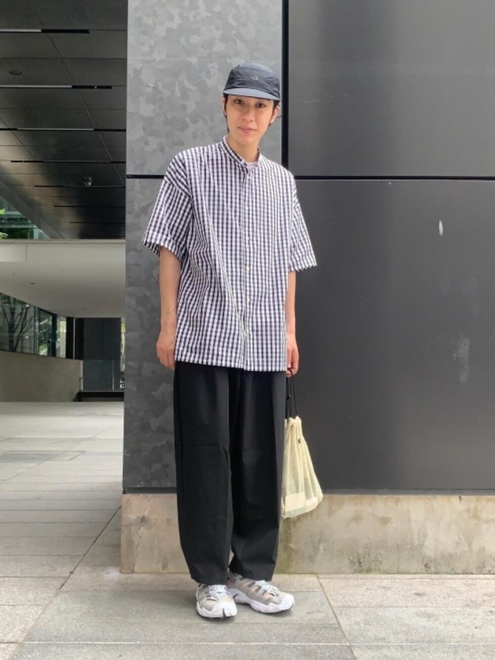 「トレンド、シャツ/ブラウス、EXCLUTIVE ITEM STYLE、SUMMER SHIRTS STYLE、ハット/キャップ」｜「EN ROUTEの＜EN ROUTE（アンルート）＞ ポリエステル/ウール  ソロテックス フロント1プリーツ バック2プリーツワイド（その他パンツ、ブラック系）」を使った、植田拓真さん（メンズ・174cm）の夏コーディネートの1枚目の写真