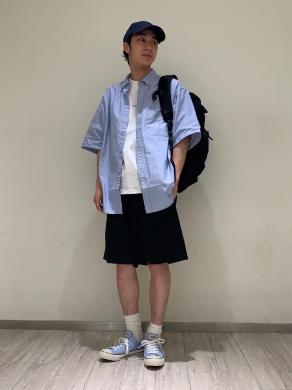 ブルー系のスニーカー、ホワイト系のTシャツ/カットソー、ブラック系のその他パンツを着用したメンズの夏コーディネートの1枚目の写真