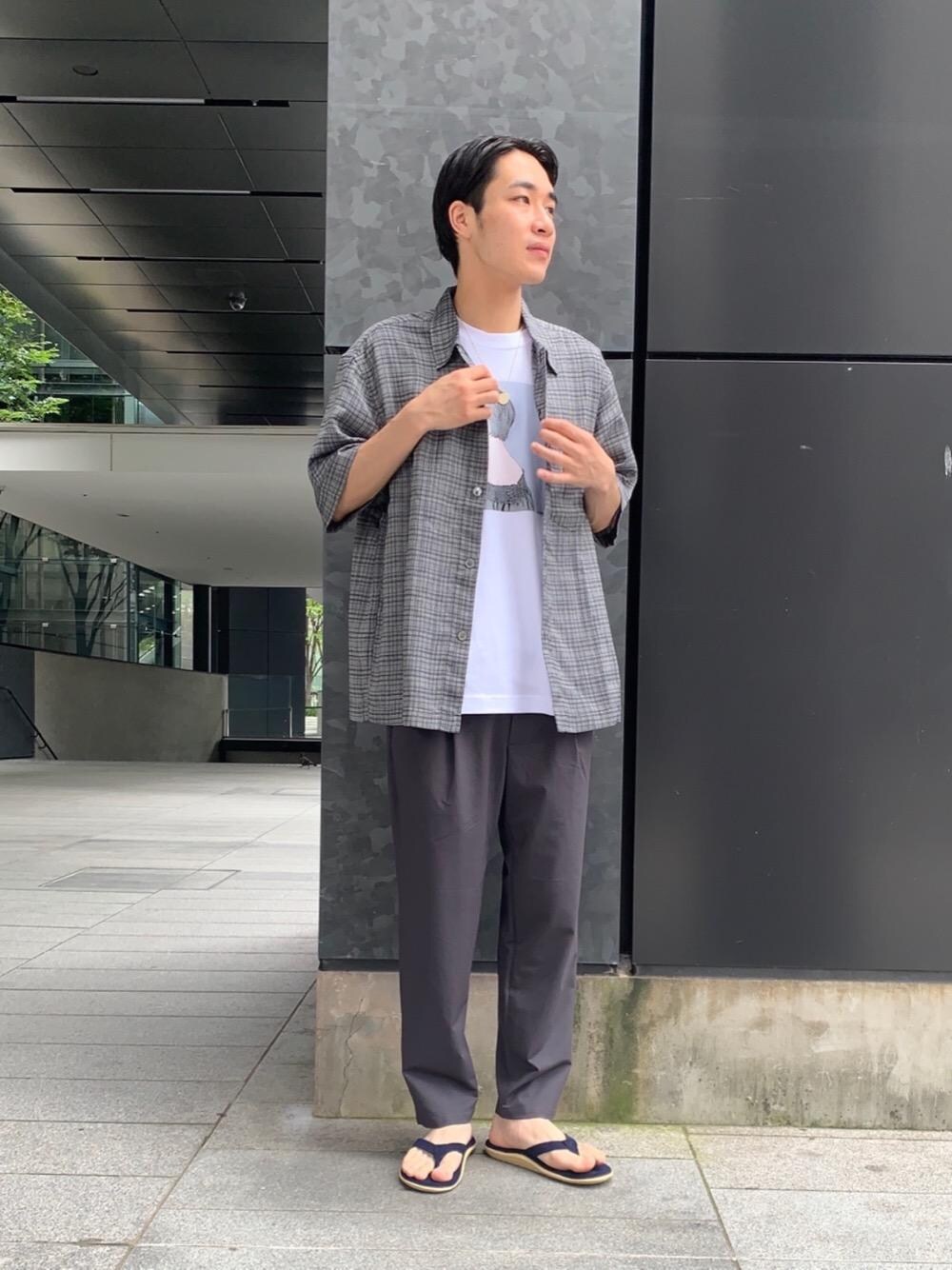 「トレンド、シャツ/ブラウス、Tシャツ/カットソー、RECOMMEND  ITEM STYLING、EXCLUTIVE ITEM STYLE、WIDE SILHOUETTE STYLE、ぱんつ」｜「BEAUTY&YOUTH UNITED ARROWSのBY コイン ネックレス M（ネックレス、ゴールド系）」を使った、植田拓真さん（メンズ・174cm）の夏コーディネートの1枚目の写真