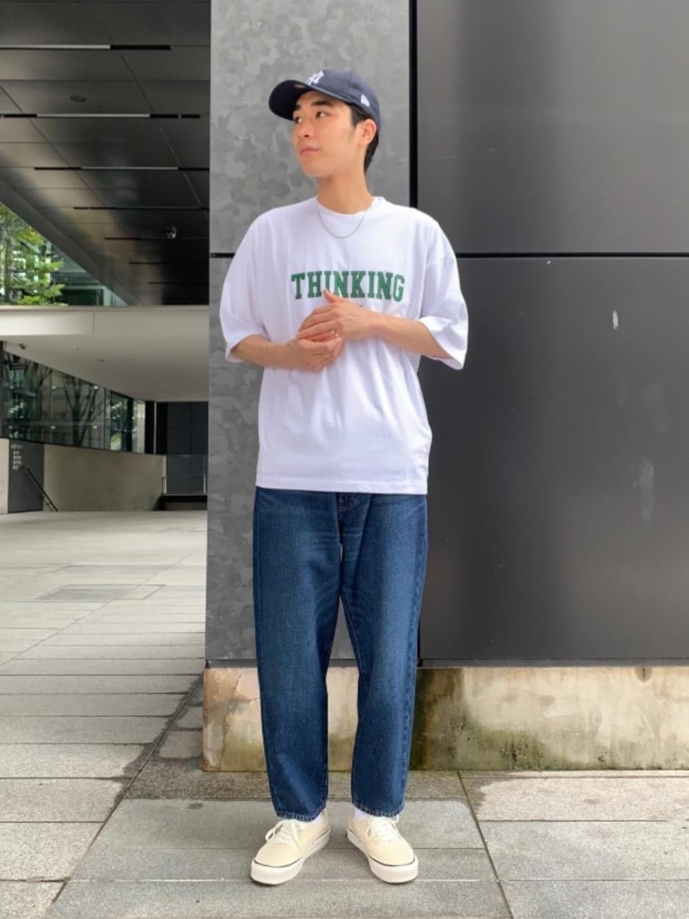 ホワイト系のスニーカー、ホワイト系のTシャツ/カットソー、ブルー系のその他パンツを着用したメンズの夏コーディネートの1枚目の写真