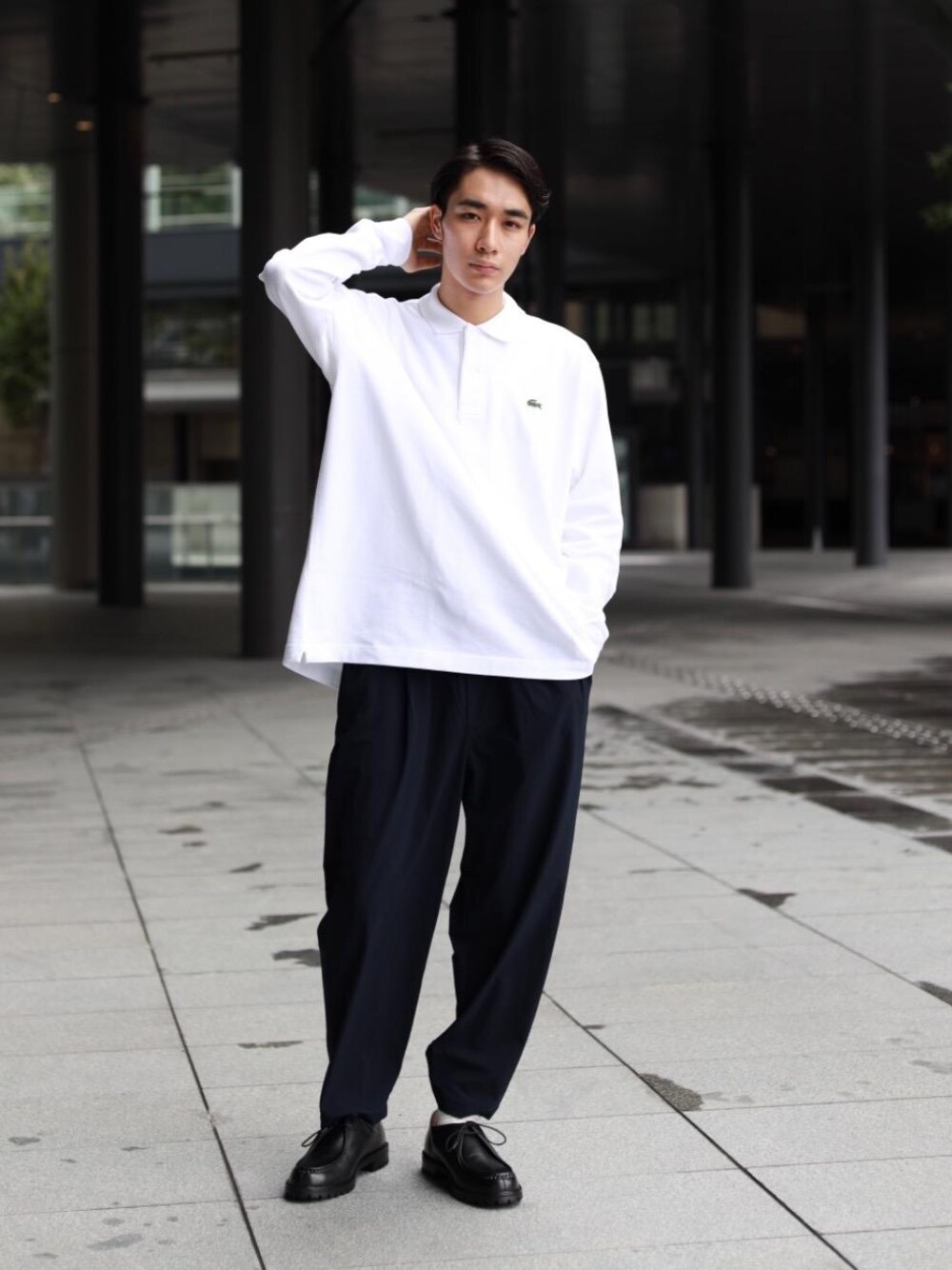 ブルー系のその他パンツ、ブラック系のドレスシューズ、ホワイト系のポロシャツを着用したメンズの秋コーディネートの1枚目の写真