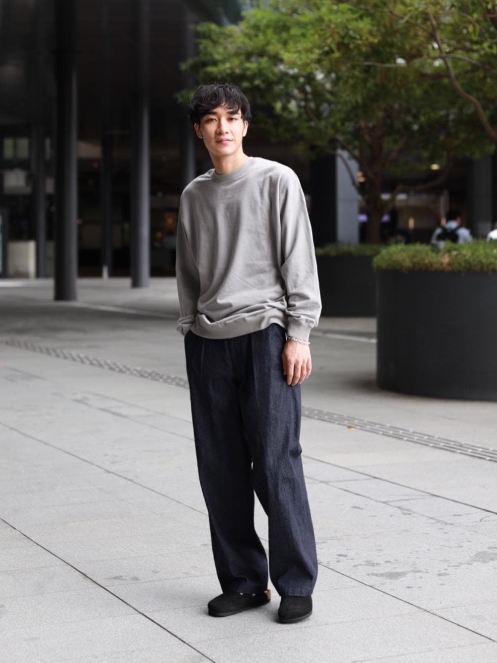 「トレンド、デニムパンツ、RECOMMEND  ITEM STYLING、EXCLUTIVE ITEM STYLE、WIDE SILHOUETTE STYLE、ベーシック/トラッド、ぱんつ」｜「BEAUTY&YOUTH UNITED ARROWSのBY レザー ベーシック ベルト（ベルト、ブラック系）」を使った、植田拓真さん（メンズ・174cm）の秋コーディネートの1枚目の写真