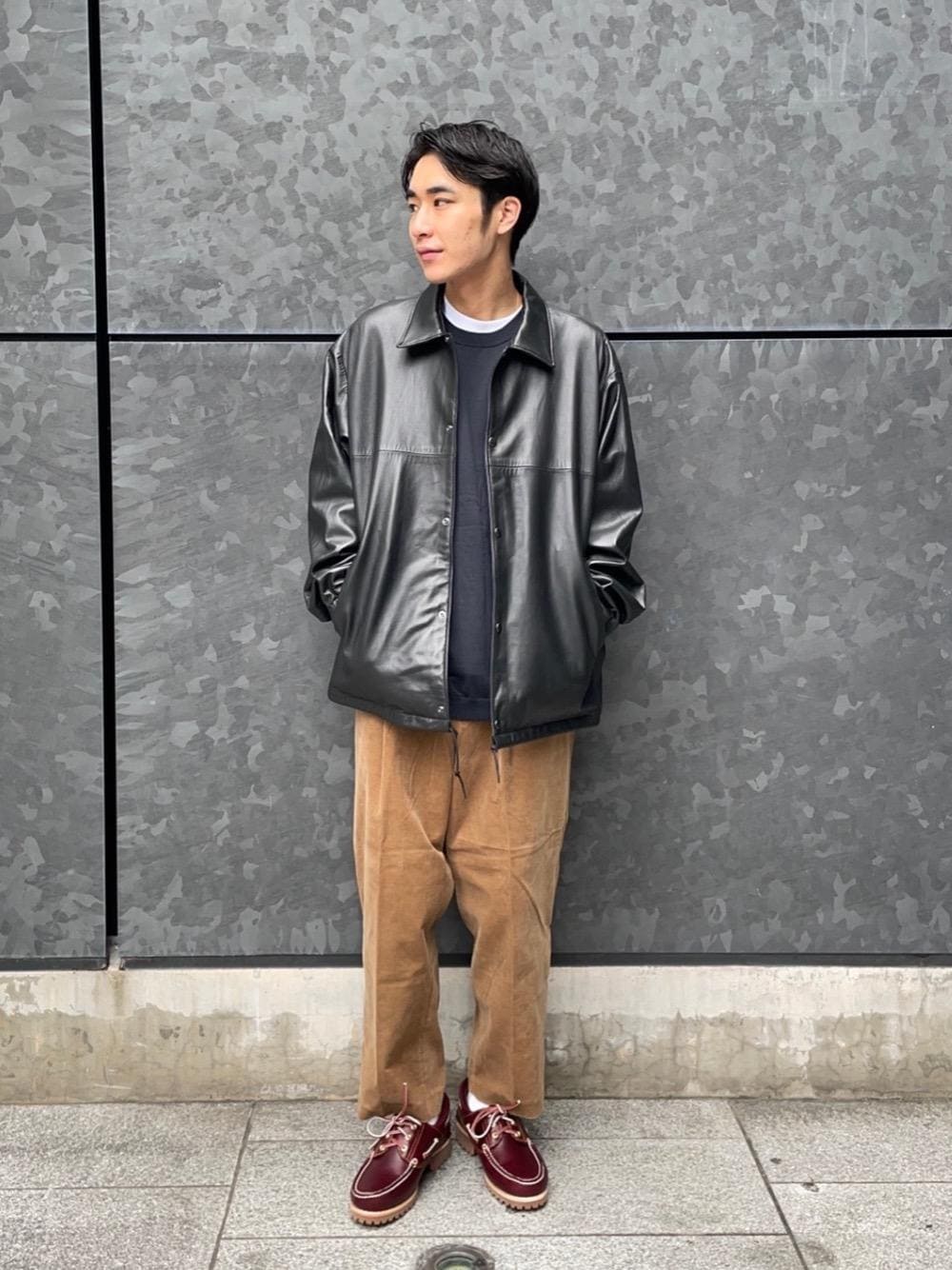 「ジャケット、アウター、トレンド、シューズ、EXCLUTIVE ITEM STYLE、WIDE SILHOUETTE STYLE、ニット/セーター、ぱんつ」｜「BEAUTY&YOUTH UNITED ARROWSのBY レザー ベーシック ベルト（ベルト、ブラック系）」を使った、植田拓真さん（メンズ・174cm）の秋コーディネートの1枚目の写真