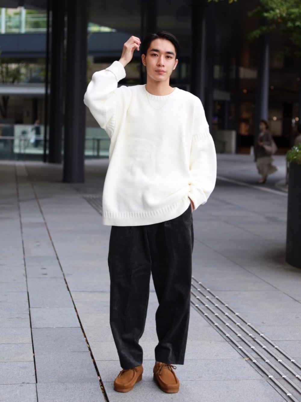 ブラウン系のモカシン/デッキシューズ、グレー系のその他パンツ、ホワイト系のニット/セーターを着用したメンズの秋コーディネートの1枚目の写真