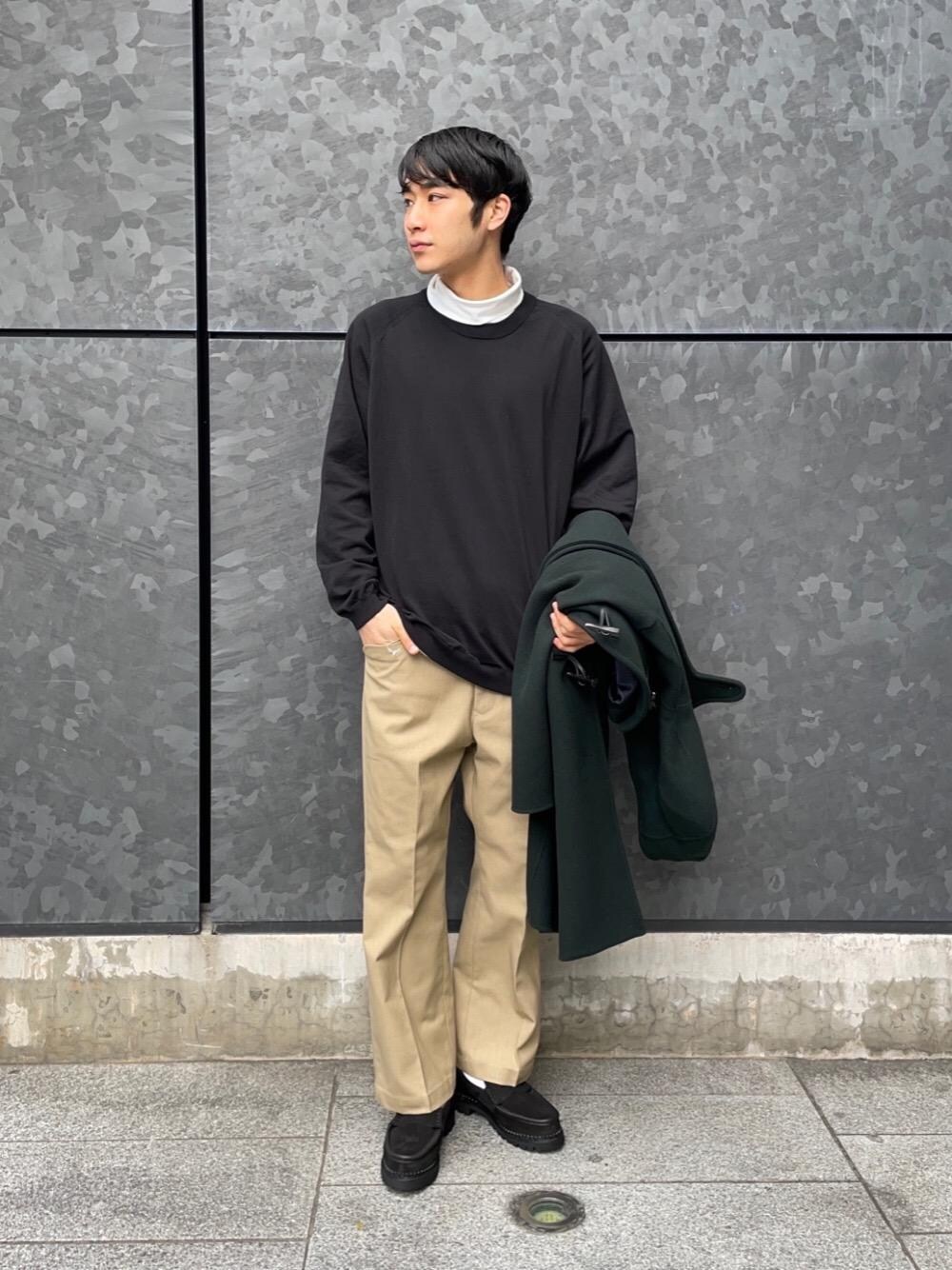 ホワイト系のTシャツ/カットソー、ブラック系のローファー、グリーン系のダッフルコートを着用したメンズの冬コーディネートの1枚目の写真