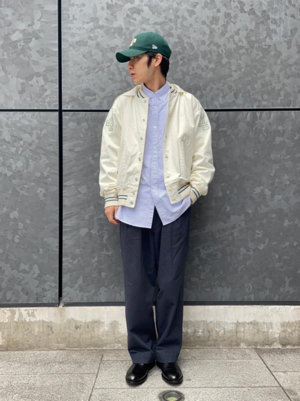 ホワイト系のTシャツ/カットソー、ブラック系のスリッポン、ブルー系のその他パンツを着用したメンズの冬コーディネートの1枚目の写真