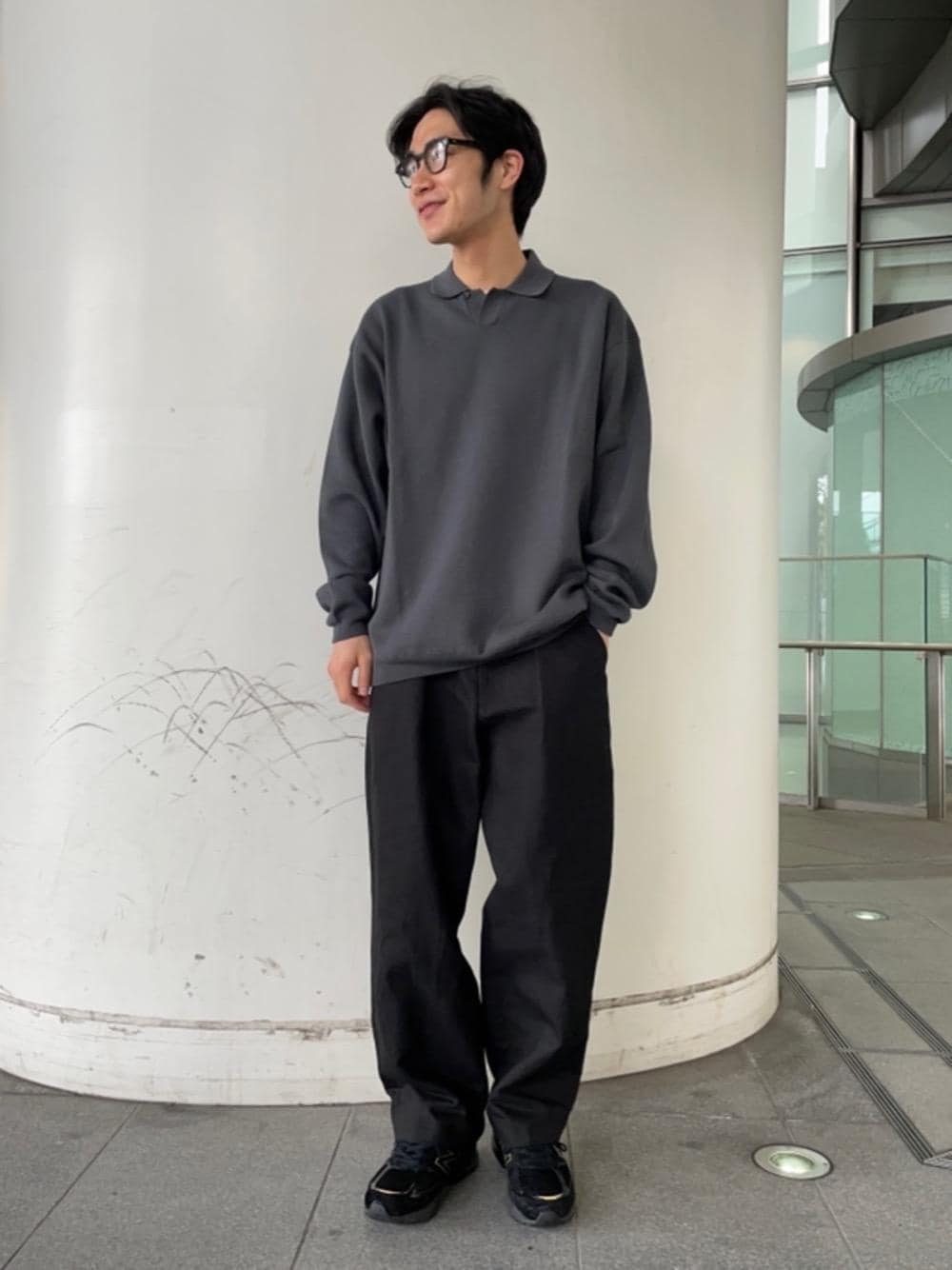 「トレンド、リラックス、シューズ、RECOMMEND  ITEM STYLING、WIDE SILHOUETTE STYLE、SUMMER KNIT STYLE、ベーシック/トラッド、ニット/セーター」｜「KANEKO OPTICALのUNITED ARROWS by KANEKO OPTICAL Michael/アイウェア MADE IN JAPAN（メガネ、ブラック系）」を使った、植田拓真さん（メンズ・174cm）の冬コーディネートの1枚目の写真