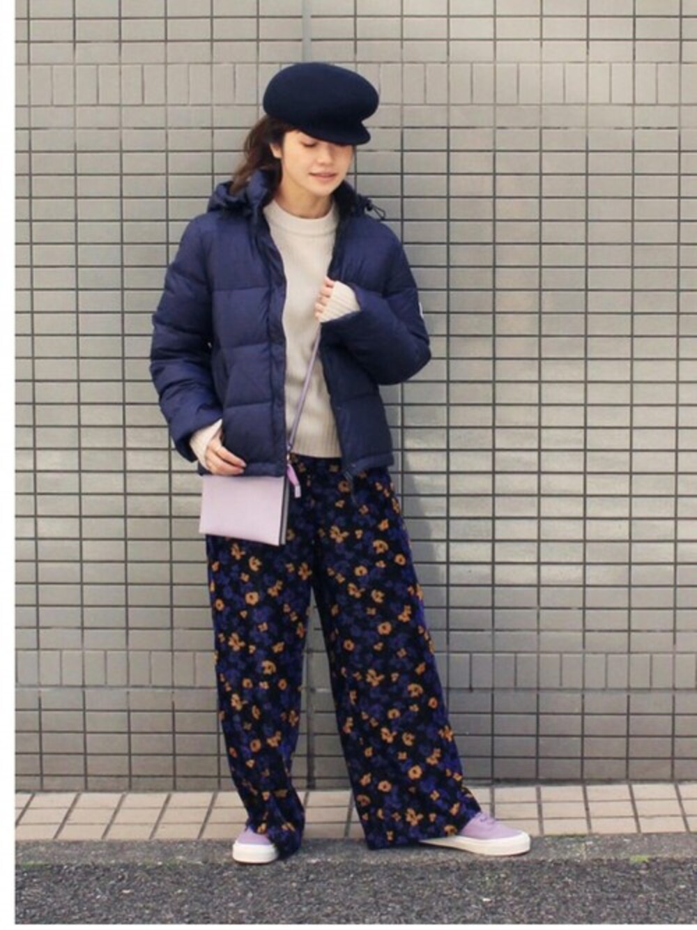 ブルー系のダウンジャケット/コート、ホワイト系のニット/セーター、パープル系のその他パンツを着用したレディースの冬コーディネートの1枚目の写真