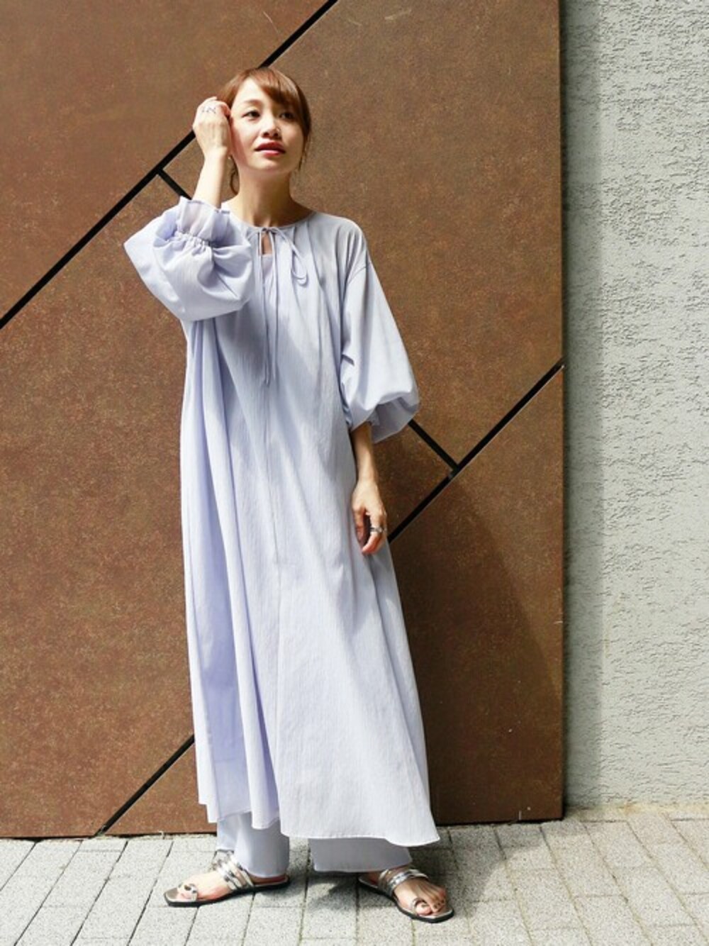 ブルー系のワンピース、ブルー系のその他パンツ、シルバー系のサンダルを着用したレディースの夏コーディネートの1枚目の写真