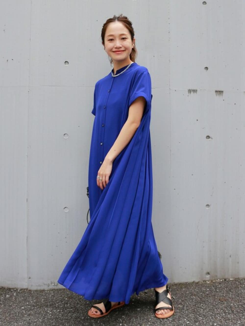 ブルー系のワンピース、ブラック系のショルダーバッグ、ブラック系のサンダルを着用したレディースの春コーディネートの1枚目の写真