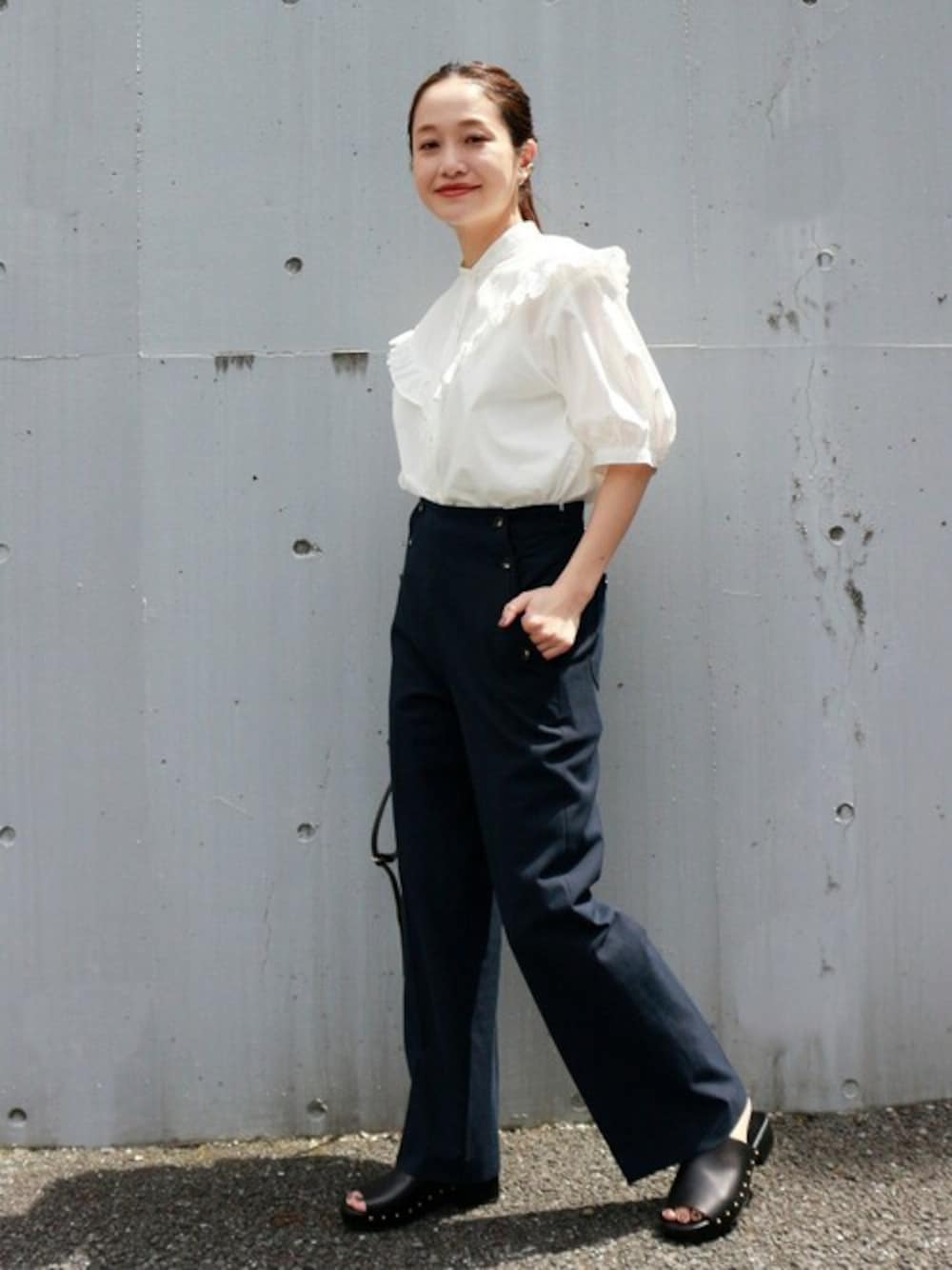 ホワイト系のシャツ/ブラウス、ブラック系のサンダル、ブラック系のショルダーバッグを着用したレディースの春コーディネートの1枚目の写真