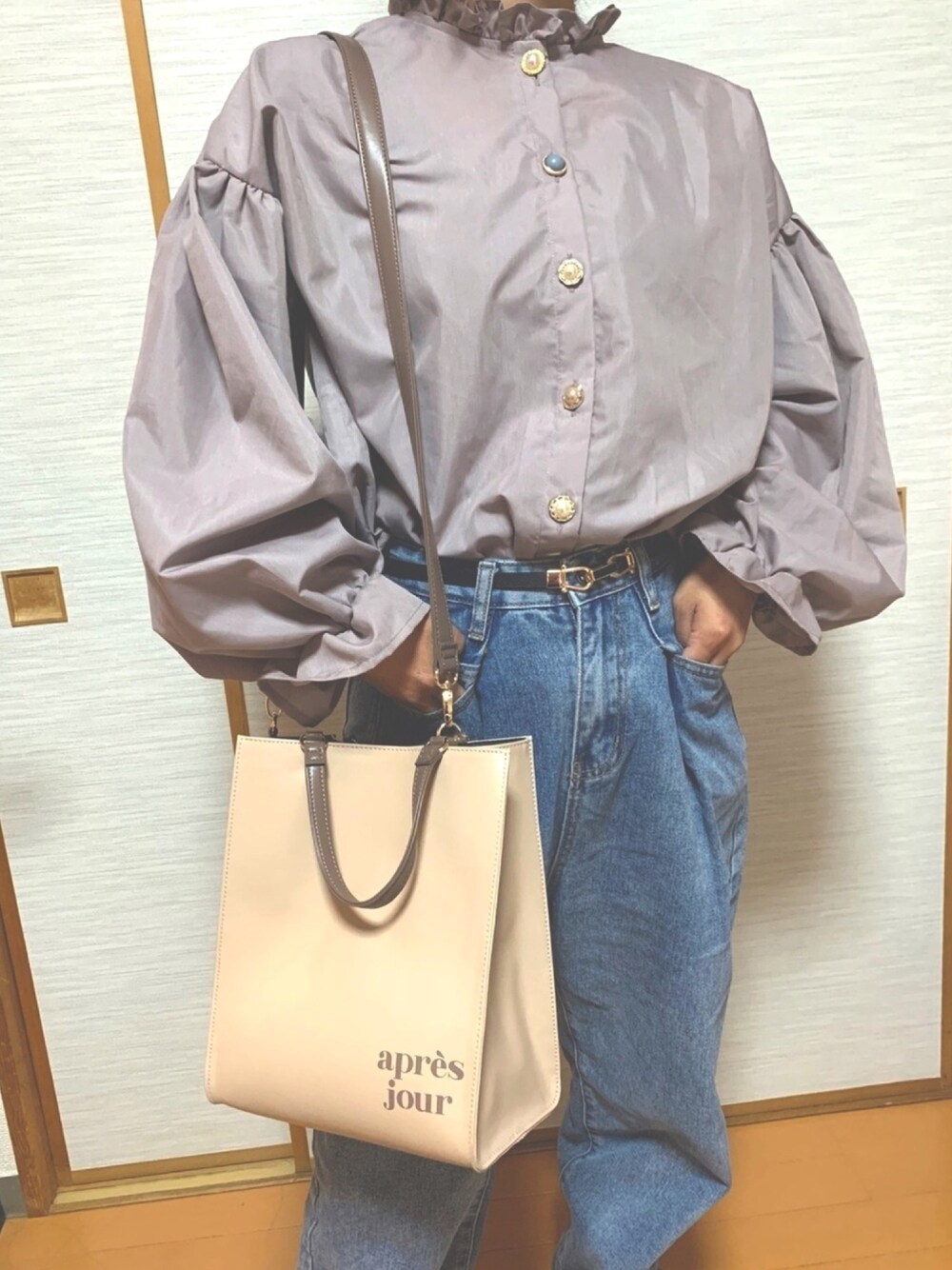 「おうちファッション、プチプラ、低身長、いいね、save、フォローお願いします🤑、初心者投稿、おしえて下さい、ファッション初心者、WEAR初心者、WEAR♡静岡、WEAR東海」｜「apres jourの2wayロゴスクエアバッグ【ZOZOTOWN限定アイテム】（ショルダーバッグ、ベージュ系）」を使った、puuu24mさん（レディース・153cm）の春コーディネートの1枚目の写真