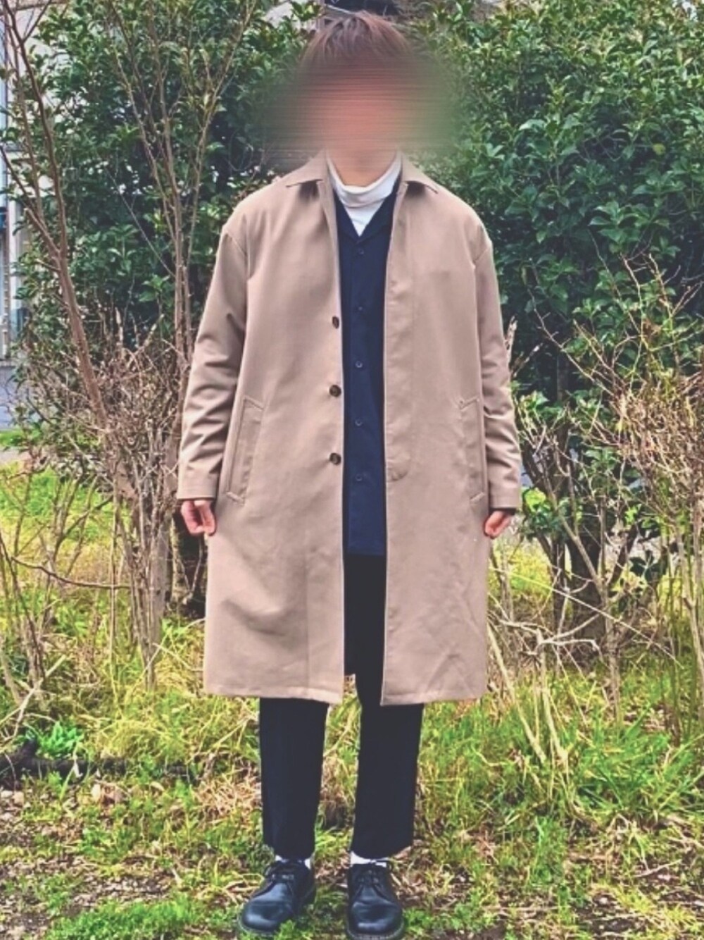 「休日スタイル、オーバーサイズ、低身長、ベージュ、コート、ステンカラーコート、オープンカラーシャツ、スラックス、GU、UNIQLO U」｜「DOOPZのDOOPZ TRドロップショルダーステンカラーコート（ステンカラーコート、ベージュ系）」を使った、おまめさん（メンズ・168cm）の春コーディネートの1枚目の写真