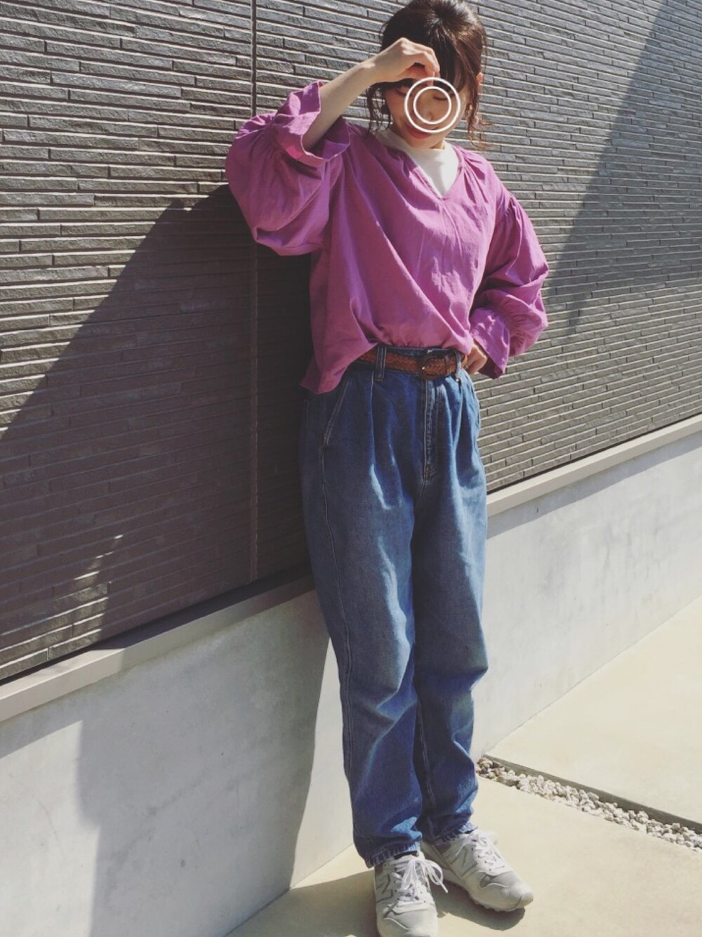 パープル系のTシャツ/カットソー、ブルー系のデニムパンツ、グレー系のスニーカーを着用したレディースの春コーディネートの1枚目の写真