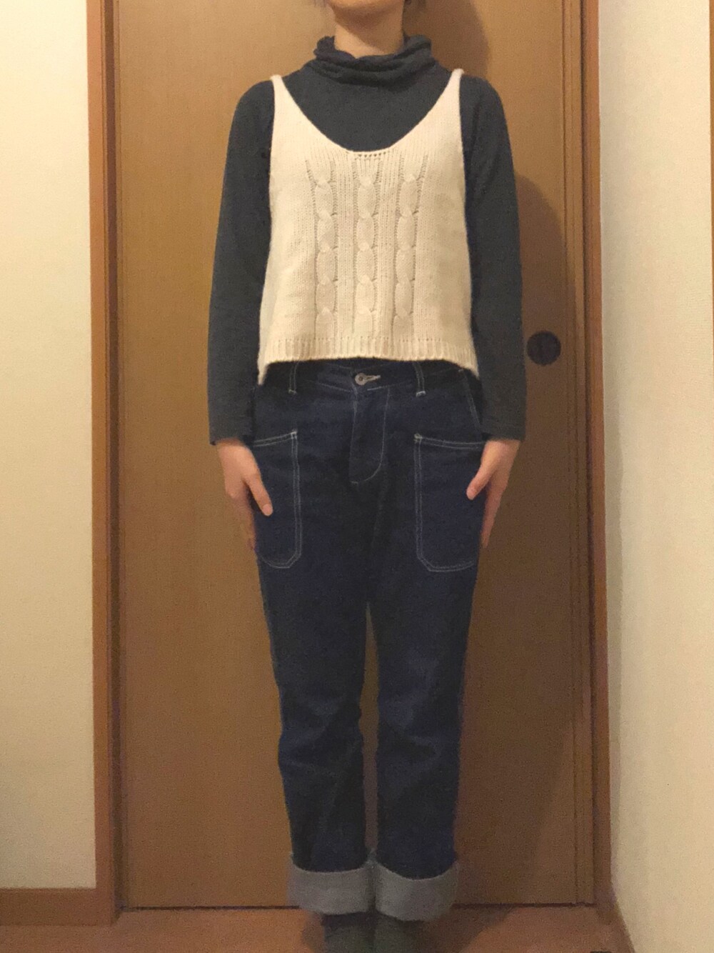 「ストリート服が好き、カジュアルコーデ、秋冬、今日のコーデ、ラクチンコーデ、パンツスタイル、尾道デニム、ラフ、キャミソール、キャミソール重ね着」｜「尾道デニムのアイテム（デニムパンツ、ブルー系）」を使った、まるちゃんさん（レディース・159cm）の秋コーディネートの1枚目の写真