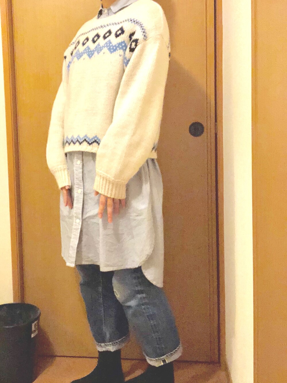 「カジュアルコーデ、デニム、尾道デニム、ニット、シャツワンピ、ニット×シャツワンピ、しばさきちゃんコラボ、冬コーデ、おしゃれになりたい」｜「firstのアイテム（シャツ/ブラウス、ブルー系）」を使った、まるちゃんさん（レディース・159cm）の冬コーディネートの1枚目の写真