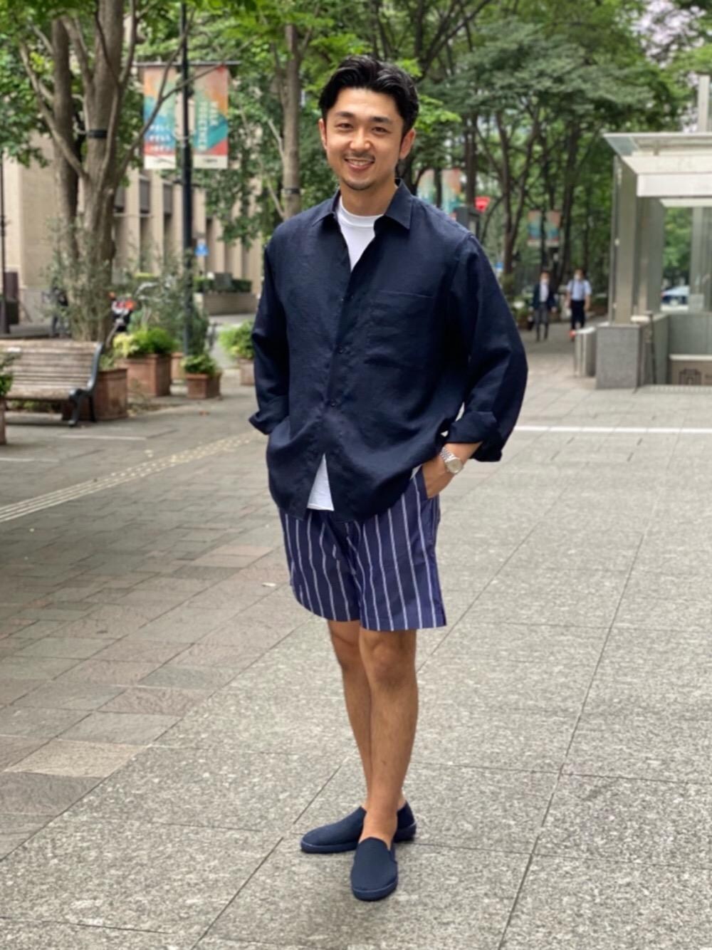 ブルー系のスリッポン、その他のその他パンツ、ブルー系のシャツ/ブラウスを着用したメンズの夏コーディネートの1枚目の写真