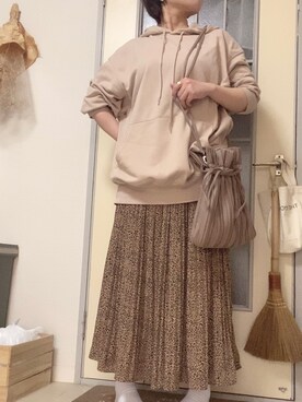 「GU（ジーユー）のアイテム（パーカー、ベージュ系）」を使った、あぽーにゃさん（レディース・155cm）の冬コーディネート